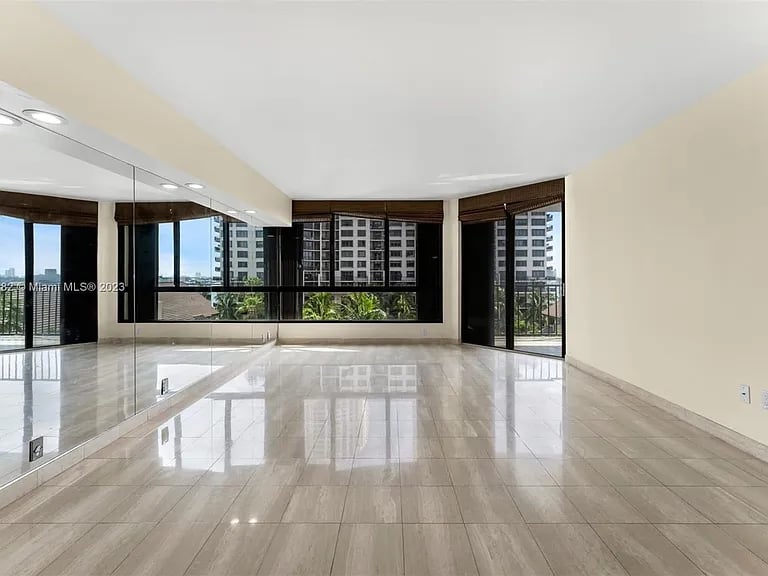 520 Brickell Key Dr #A704