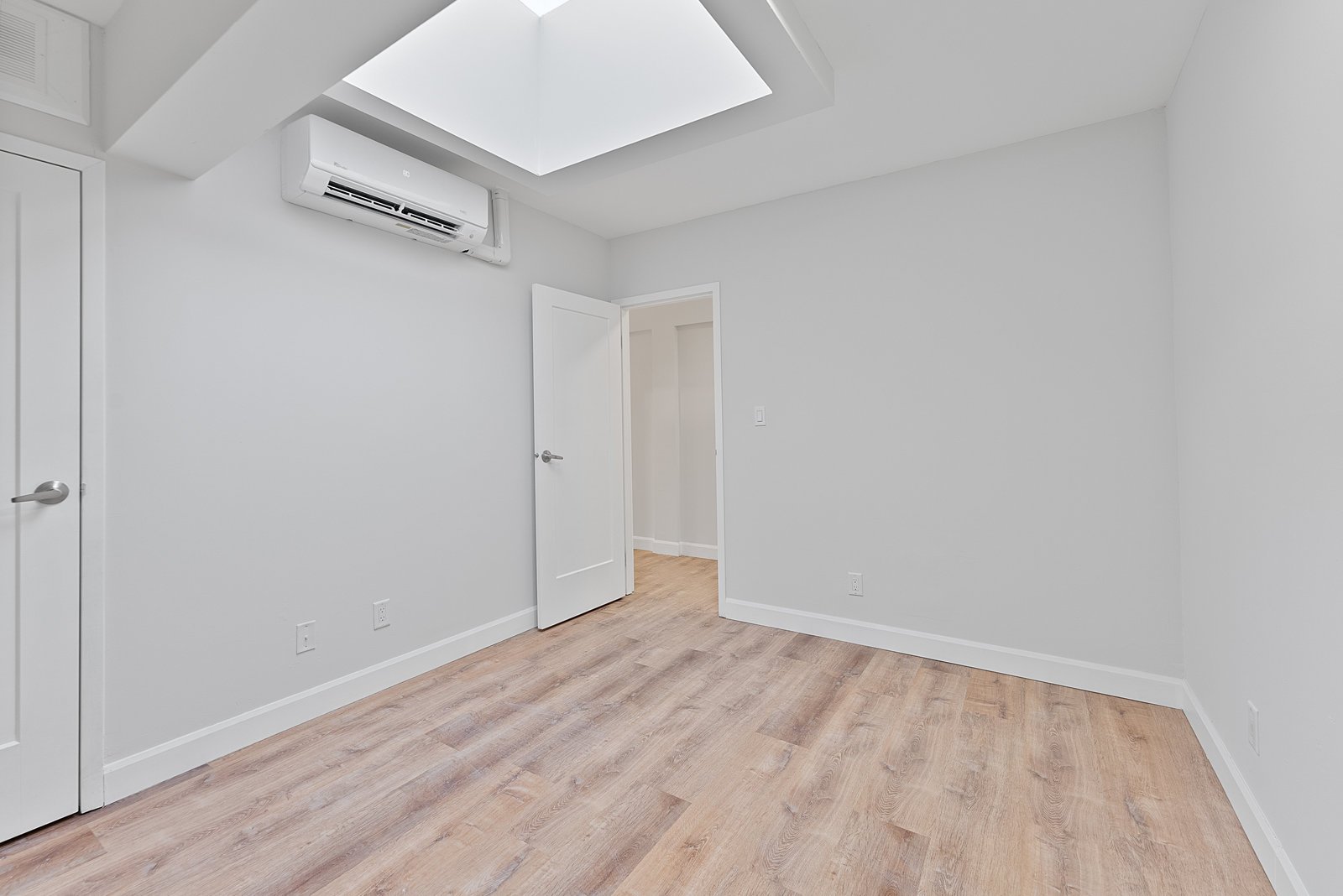 1328 Gerrard Street E 302