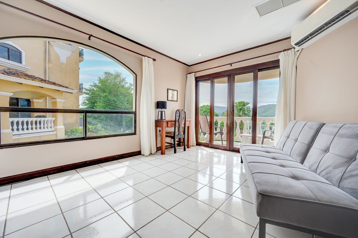 Flamingo Marina Real 11 – Move-in Ready Condo Steps from Flamingo Beach   