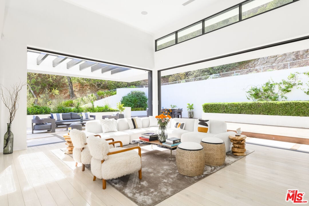 Pinnacle Manor, Willow Glen Rd, 90046