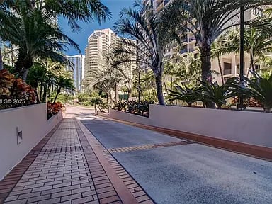 520 Brickell Key Dr #A604