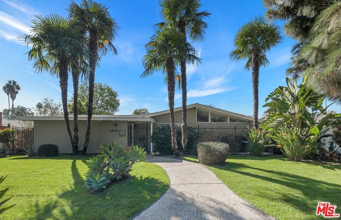 19808 Victory Blvd