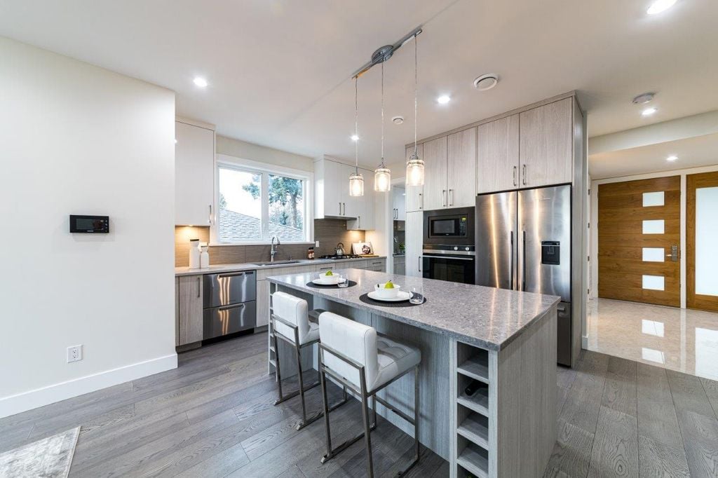 339 W 26th St