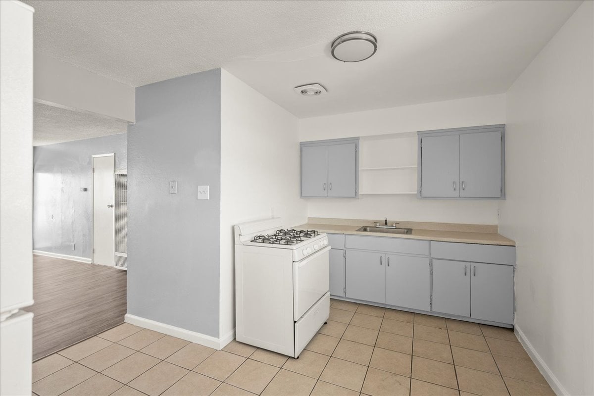 7123 Holly St, Oakland, CA 94621