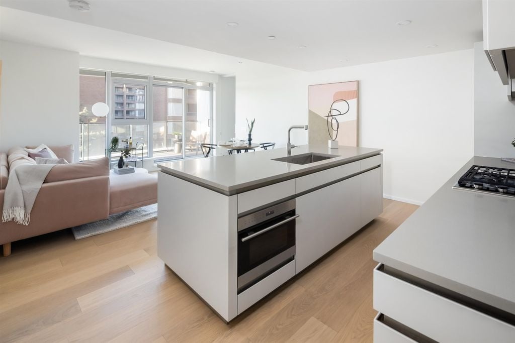 889 Pacific St, #606
