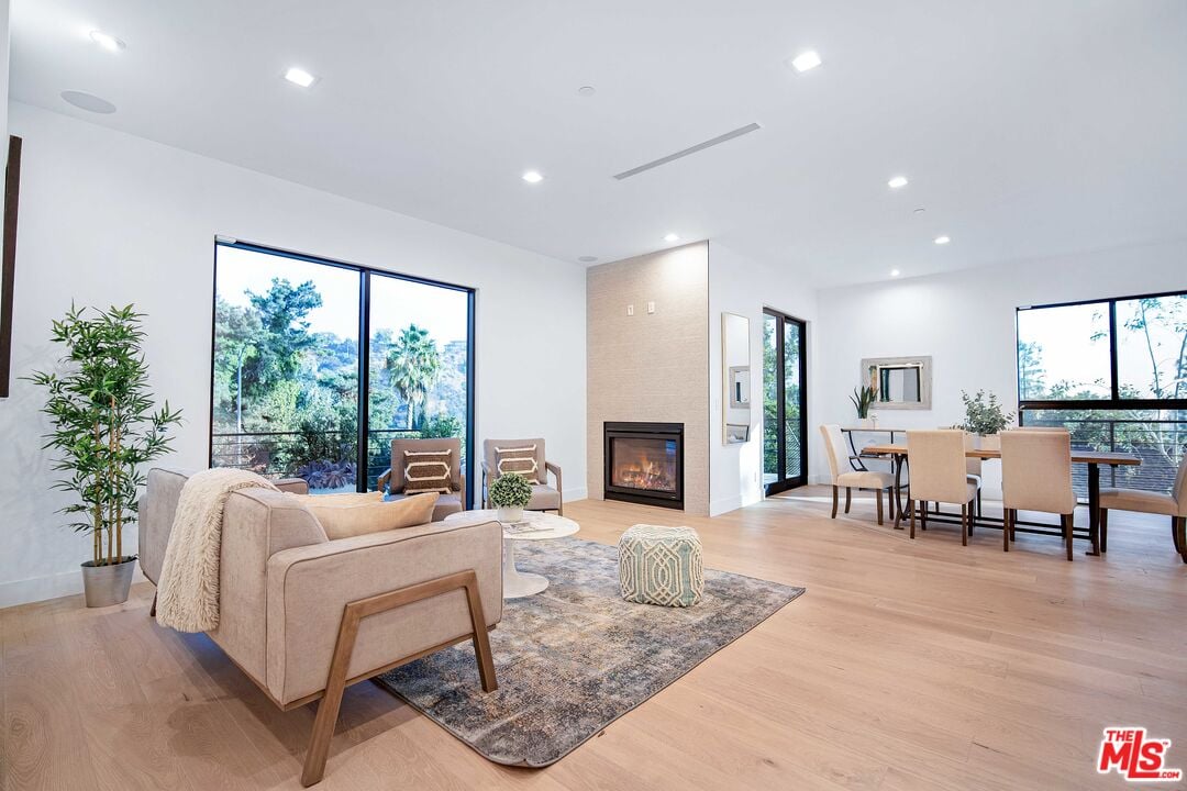 Canyon Lake Dr, 90068