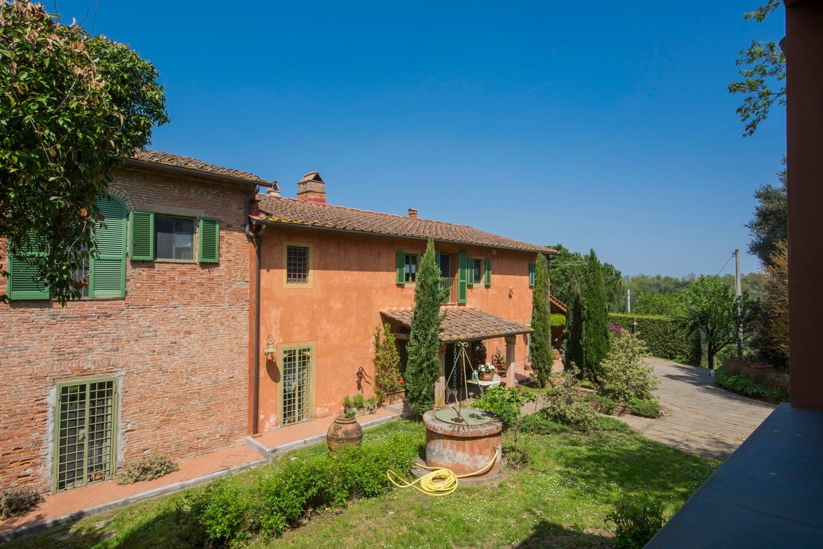Villa In The Tuscan Hills