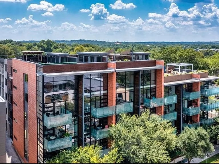 1401 Eva St Unit #202