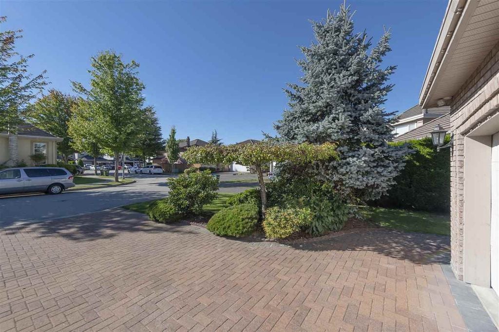 9260 Pauleshin Cres