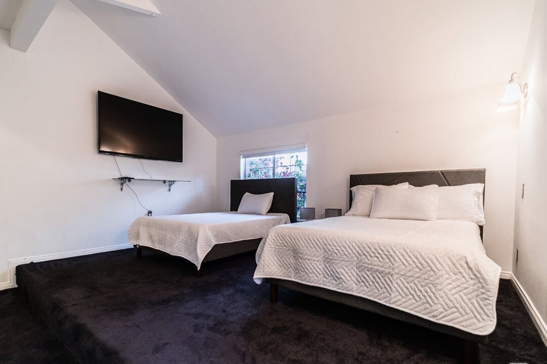 Evercrest Pavilion, Mulholland Dr, 90046