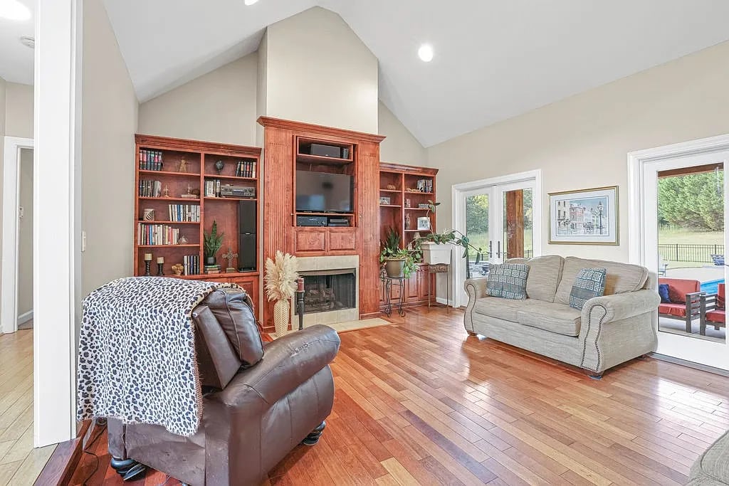 905 Liberty Hwy