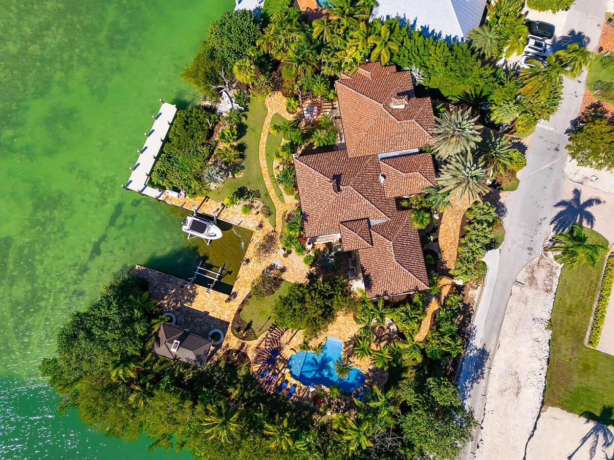 402 Harbour Dr