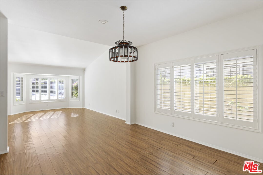 5924 Julian Ln