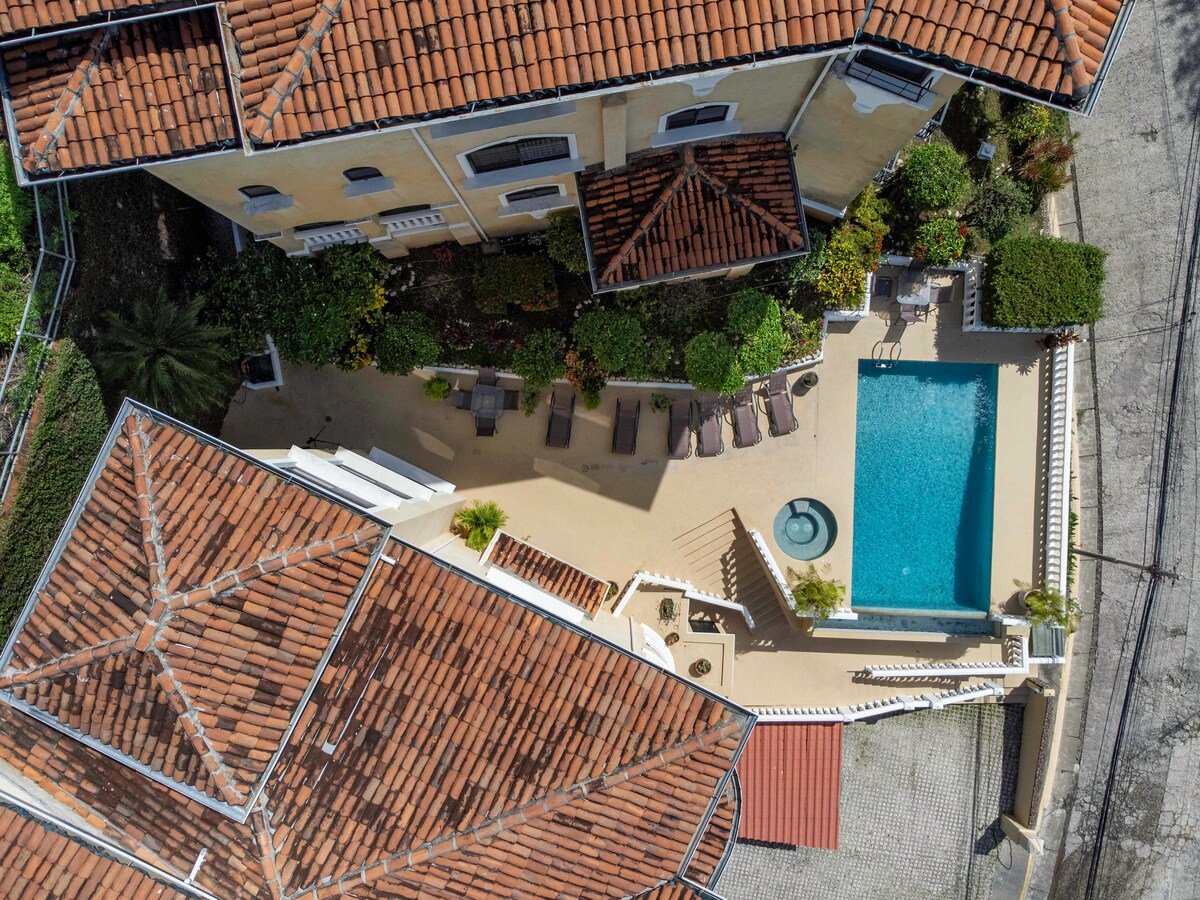 Flamingo Marina Real 11 – Move-in Ready Condo Steps from Flamingo Beach   