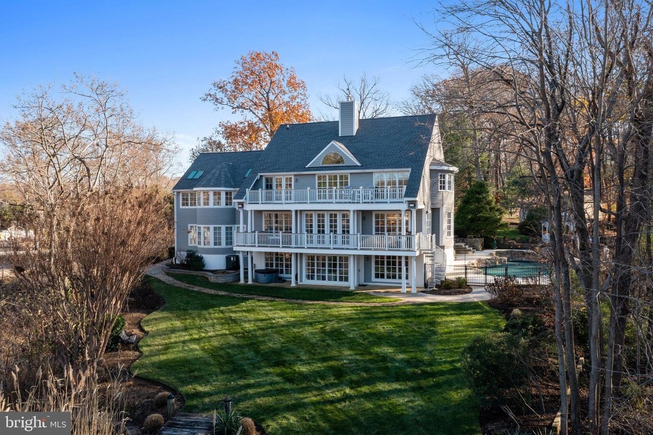 302 Holly Rd