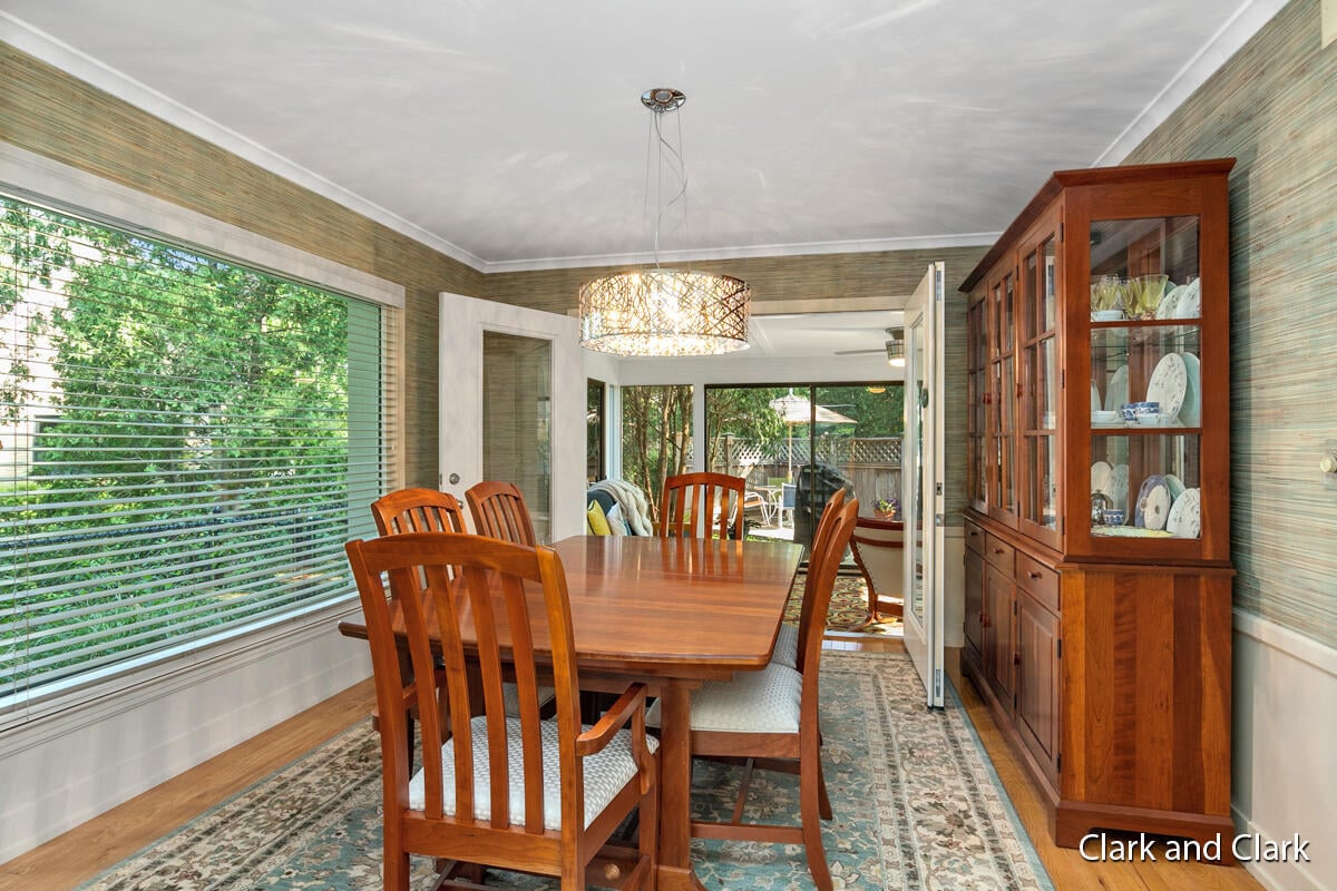 208 Lakewood Dr SE