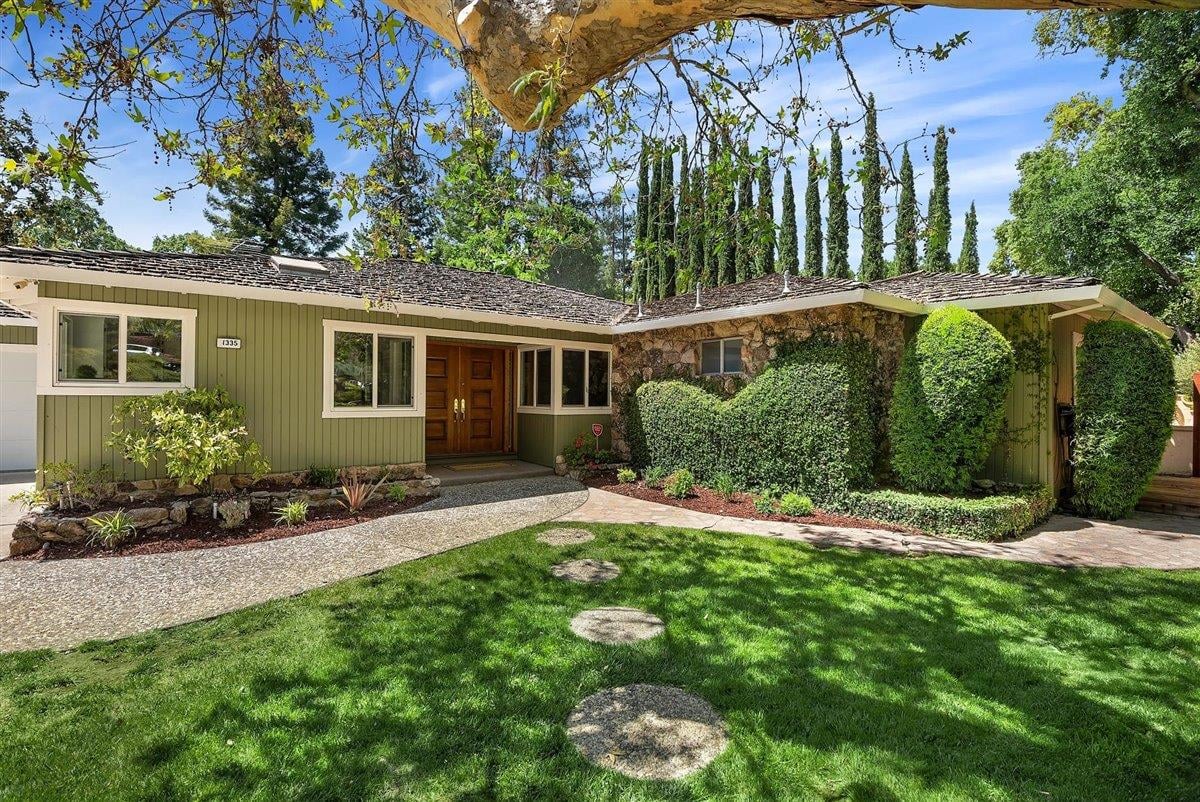 1335 Hillcrest Dr
