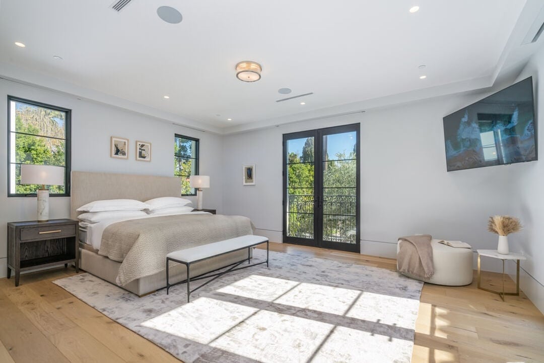 Silverreach Pavilion, N Hillcrest Rd, 90210