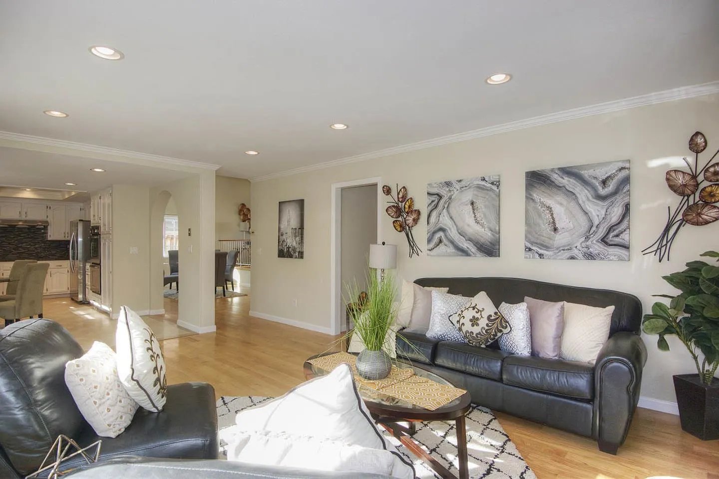 868 Las Lomas Dr
