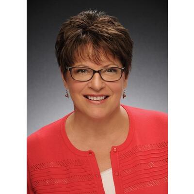 Betsy Mayer Charlotte, NC Real Estate Agent Headshot