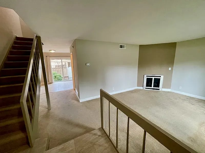  2 Comstock Queen Ct