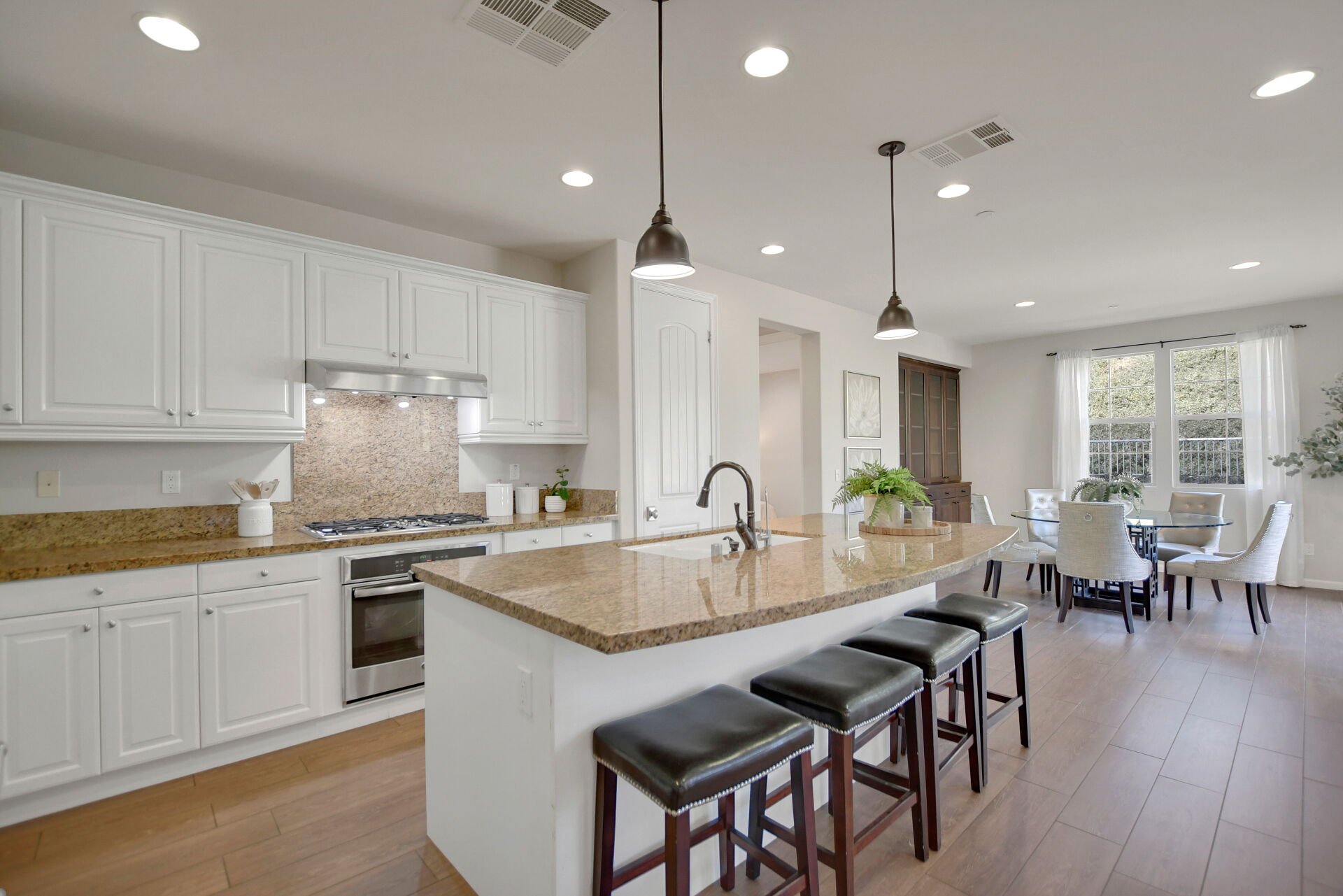 885 E Manresa