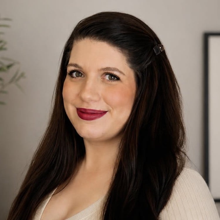 Nikki Kamateros Toronto, ON  Real Estate Agent Headshot