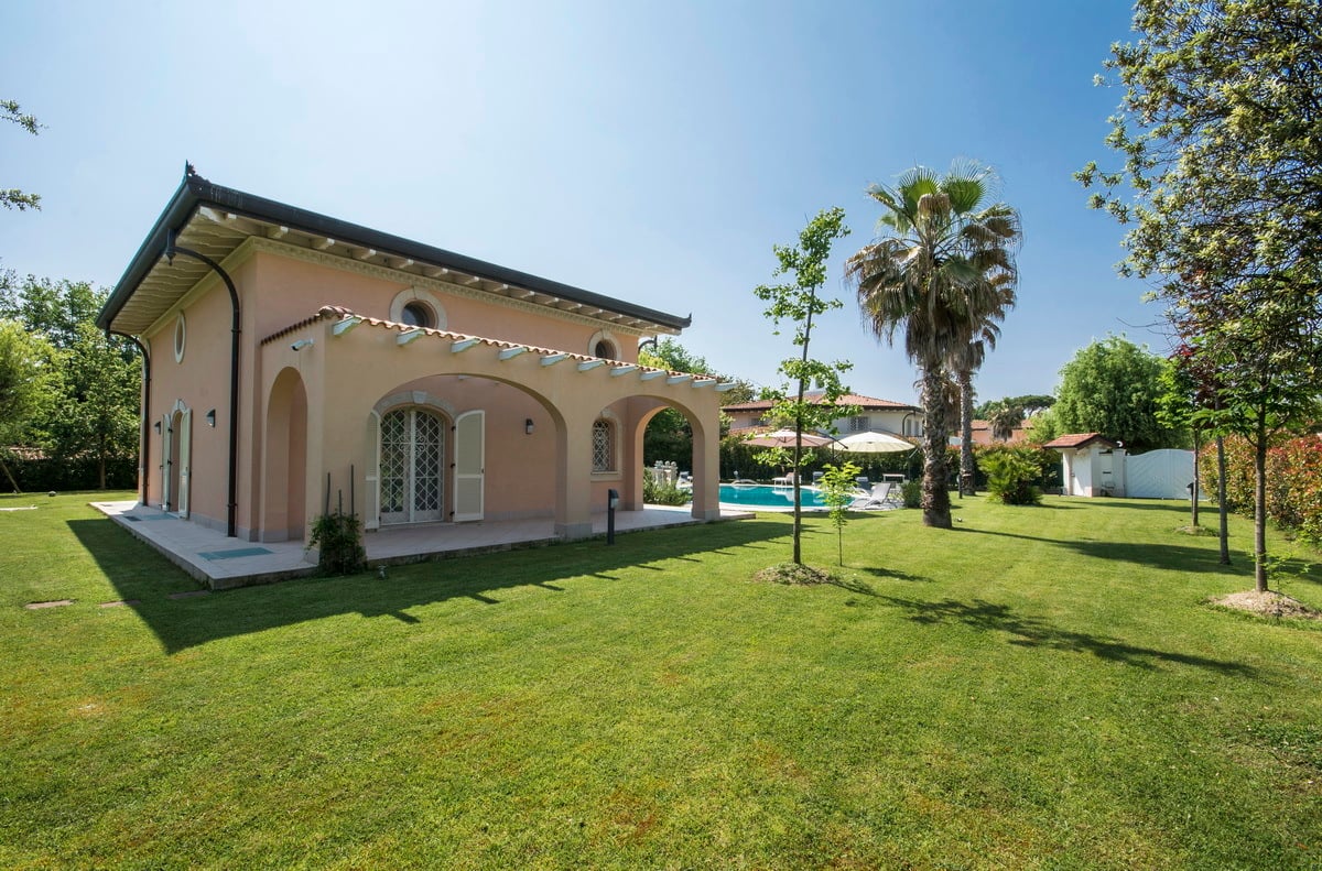 New Luxury Villa with Large Pool and Gardens in Forte dei Marmi