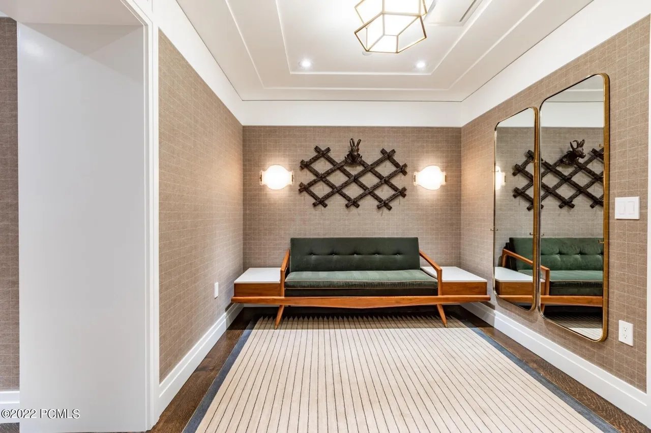 7520 Royal St E #412/413