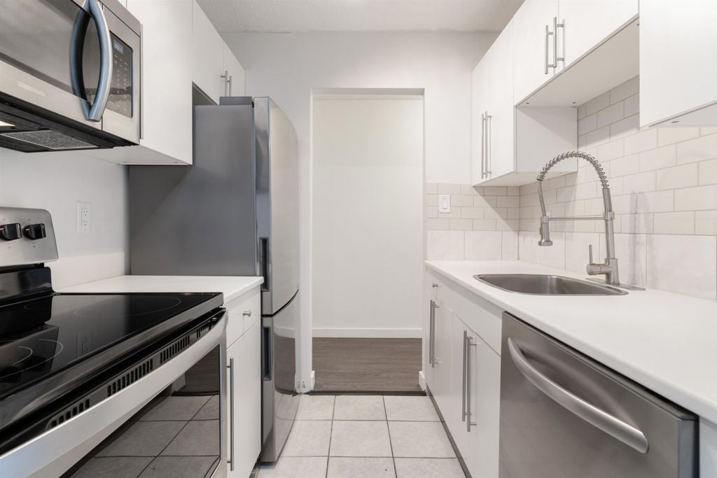 341 W 3rd St, #203
