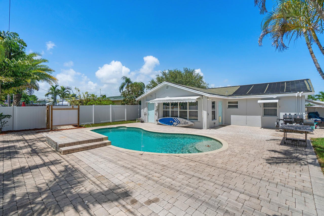 906 Pine Tree Dr