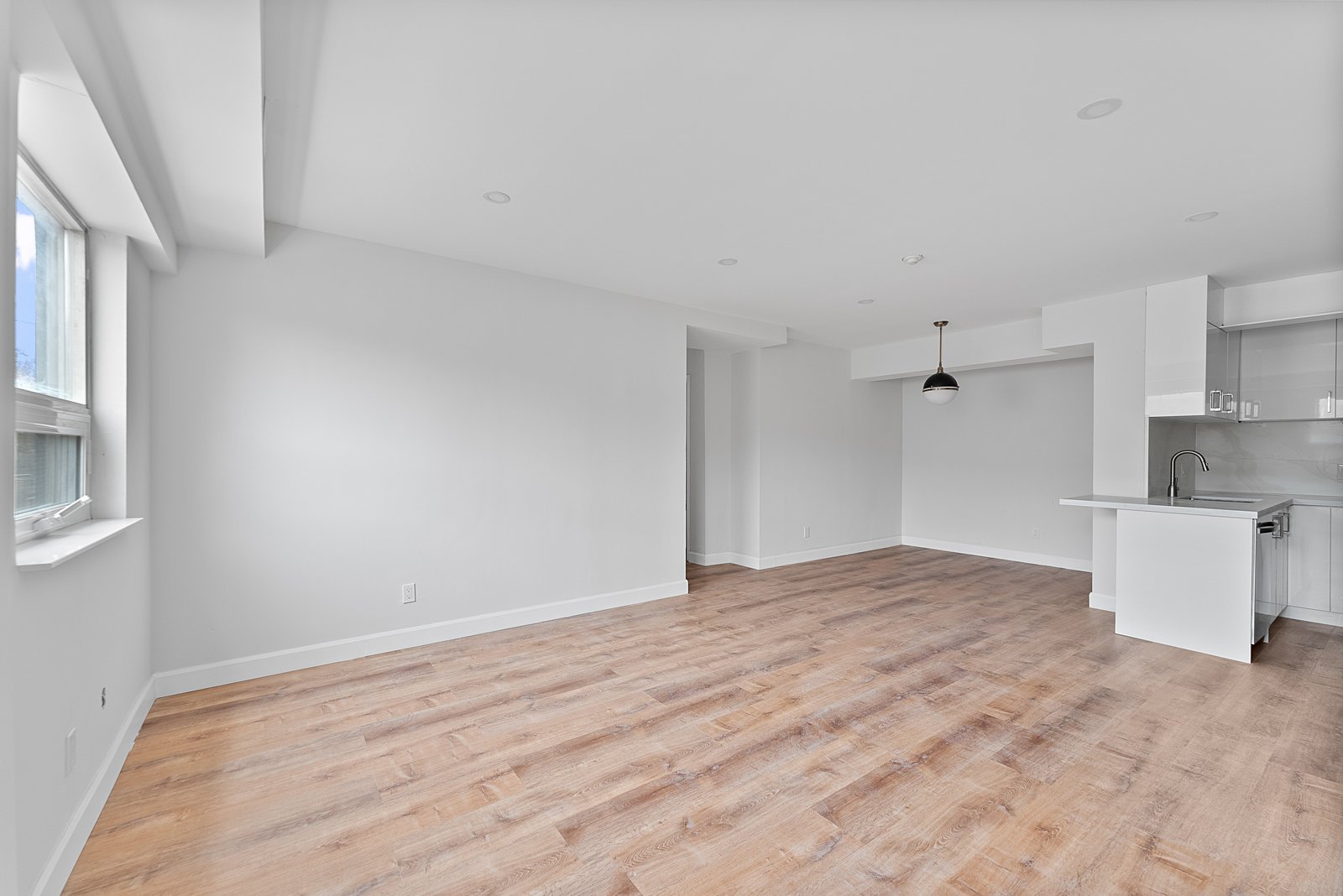 1328 Gerrard Street E 304