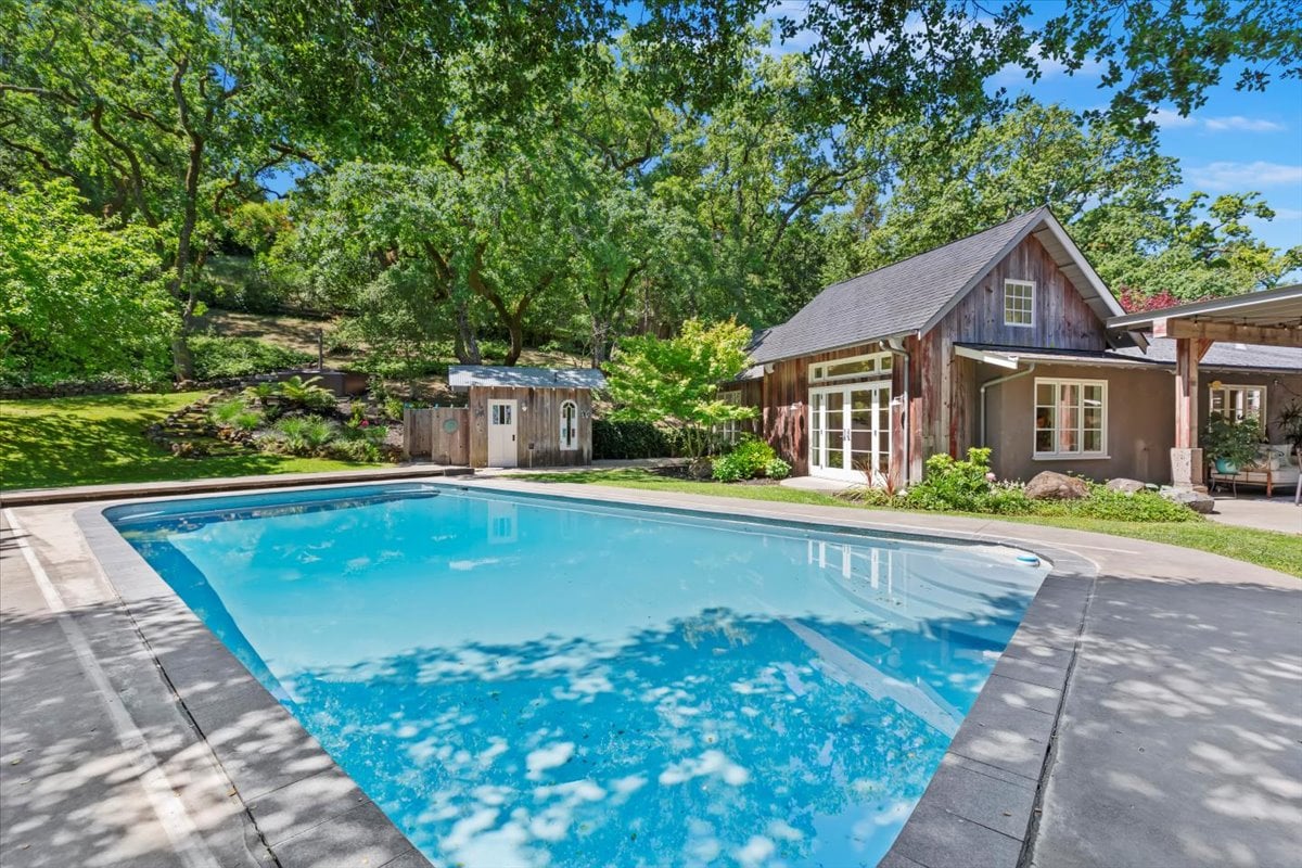 15 Cascade Ln