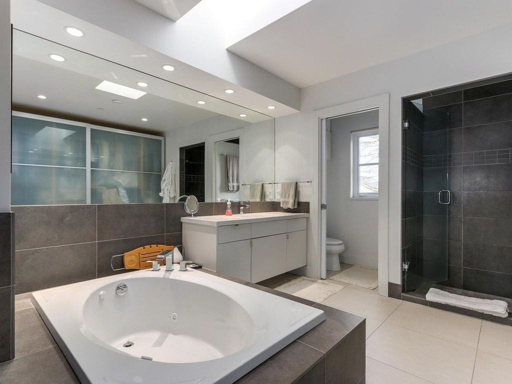 832 W 19th Ave