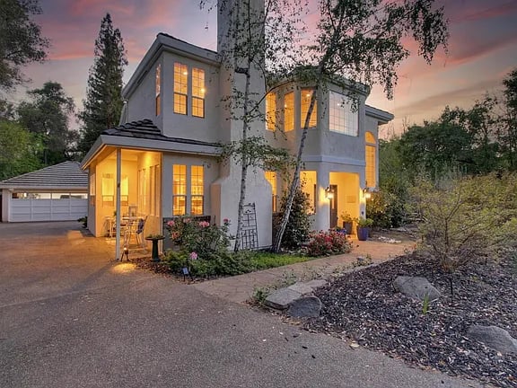 8732 Bronson Dr