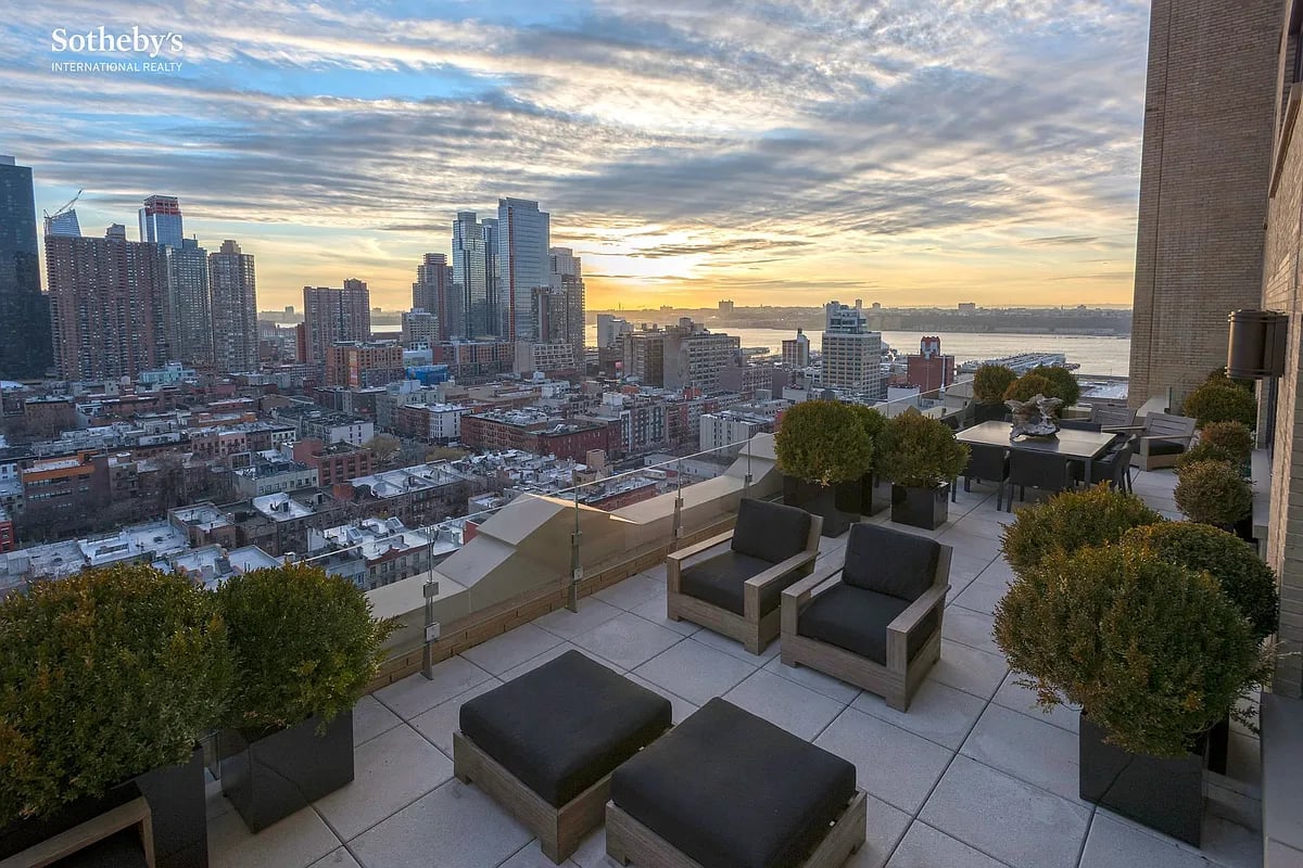 425 West 50th St, #16A