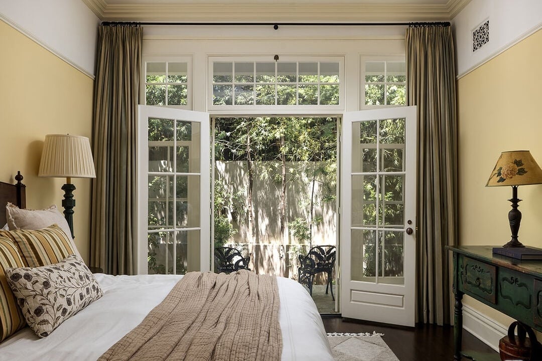 Mandeville Canyon Rd, 90049