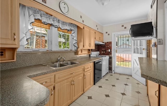 993 E 39th Street 