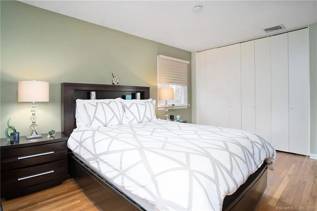 28 Surrey Dr, Norwalk