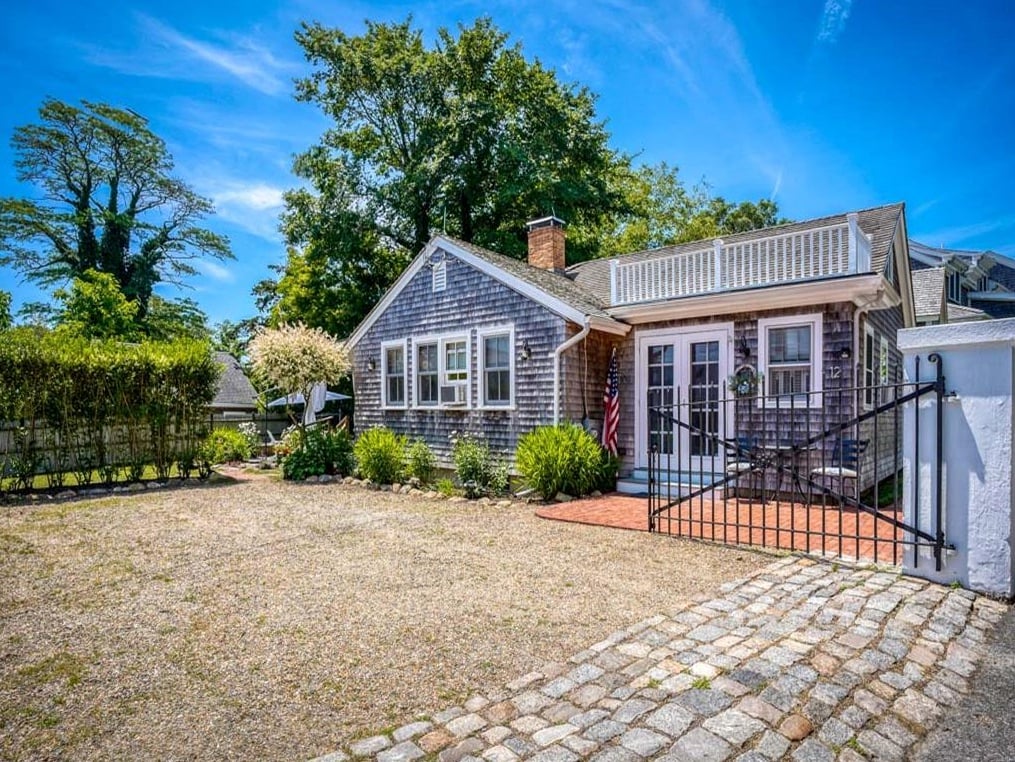 12 Colonial Ln