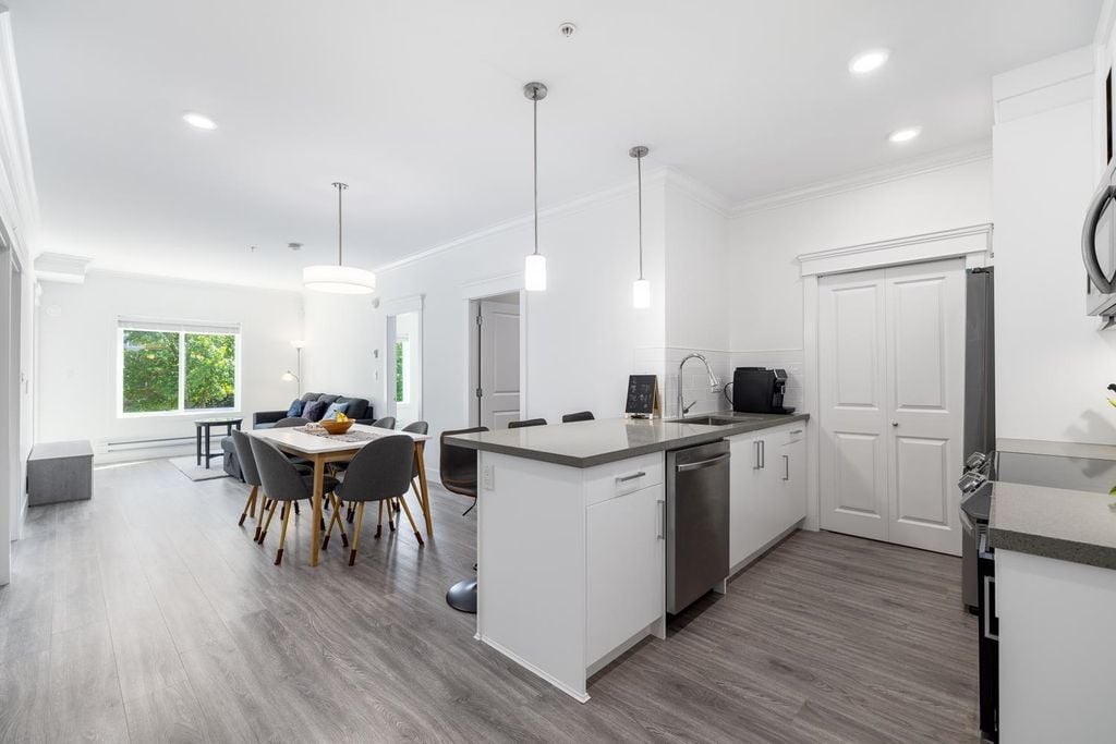 2389 Hawthorne Ave, #203