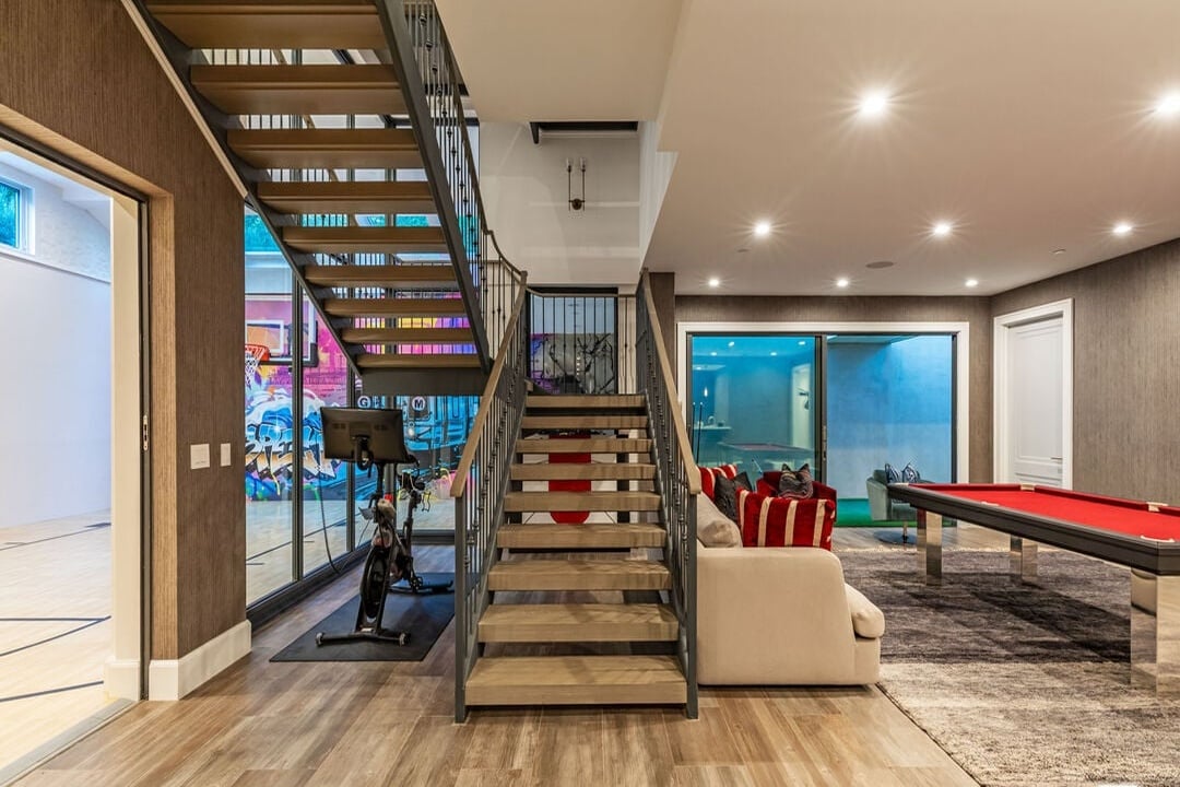 Monarch Reserve, N Norman Pl, 90049