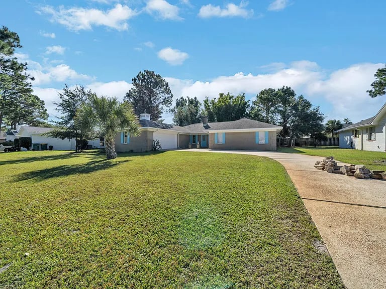 26 Country Club Dr E