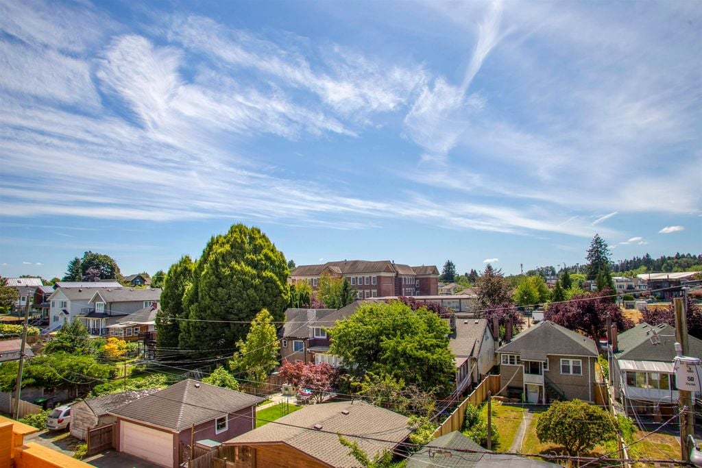 90 W King Edward Ave, #215