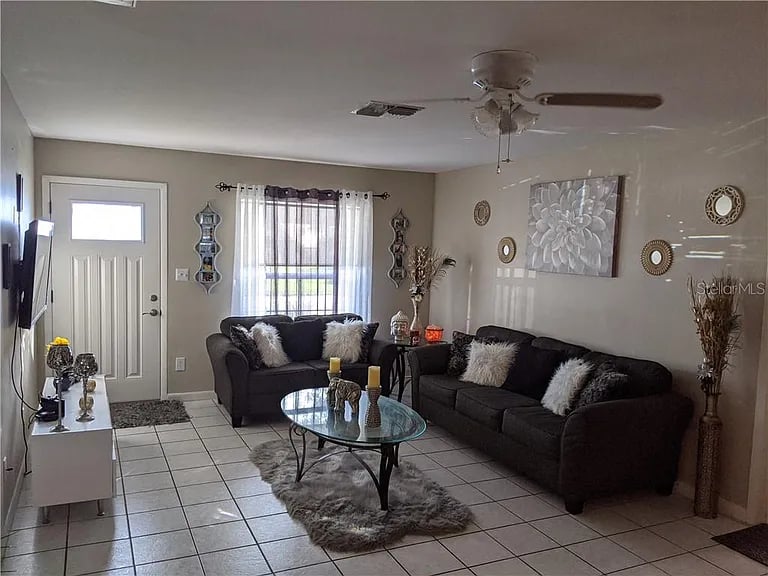 209 La Paz Dr