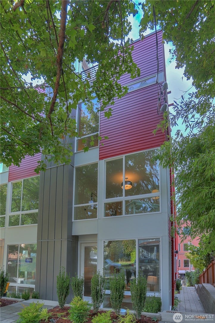 2321 A Franklin Avenue E