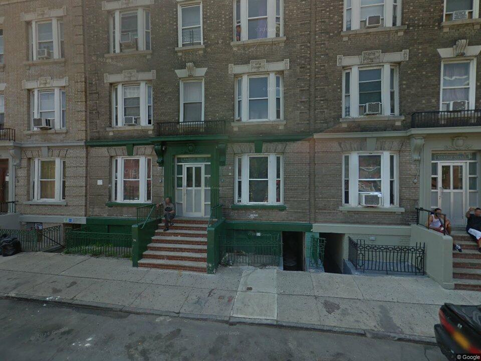 1049 Kelly St