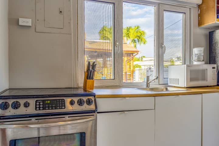 Beach House Apt 11 • Sleeps 4 • Kitchen + Sofa Bed - Airbnb