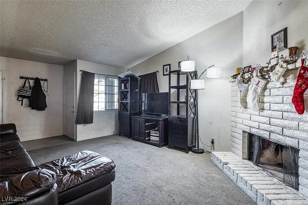 582 Grimsby Ave