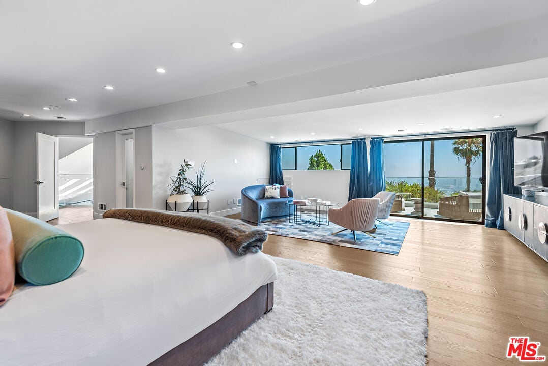 Mount Olympus Dr, 90046